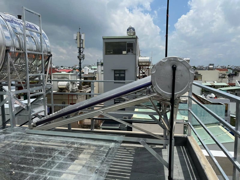 Bàn giao Máy nước nóng mặt trời 160L tại Quận 12 Bàn giao Máy nước nóng mặt trời 160L tại Quận 12