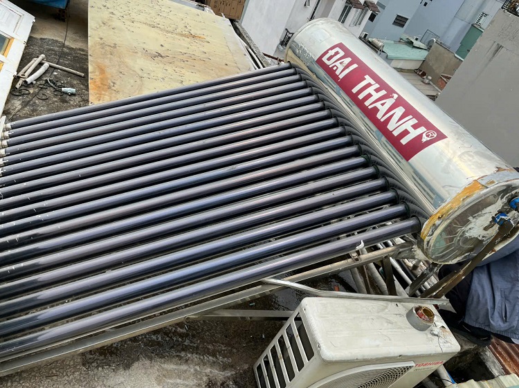 Máy nước nóng mặt trời xài lâu năm bị hỏng Máy nước nóng mặt trời xài lâu năm bị hỏng