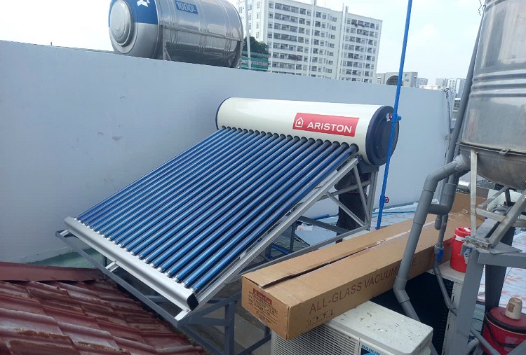Máy nước nóng mặt trời Ariston 210L lắp tại Bình Thạnh Máy nước nóng mặt trời Ariston 210L lắp tại Bình Thạnh