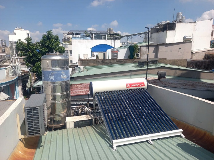 Máy nước nóng mặt trời Ariston 210L lắp tại Tân Phú Máy nước nóng mặt trời Ariston 210L lắp tại Tân Phú
