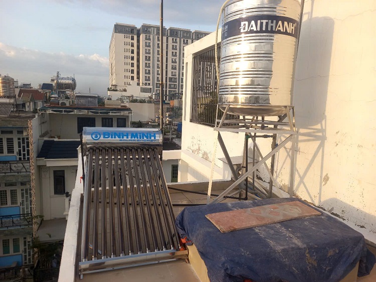 Lắp máy nước nóng năng lượng mặt trời Bình Minh 130L-12 ống F58 Lắp máy nước nóng năng lượng mặt trời Bình Minh 130L-12 ống F58