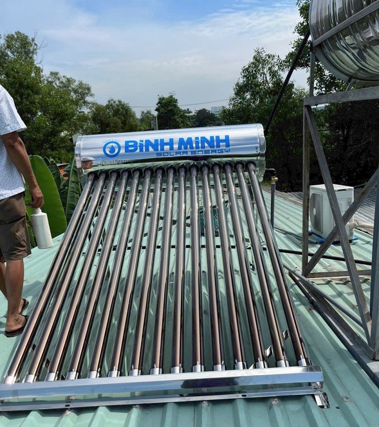 Lắp máy nước nóng mặt trời trên mái tôn 130L Bình Minh Lắp máy nước nóng mặt trời trên mái tôn 130L Bình Minh