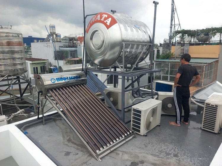 Lắp máy nước nóng năng lượng mặt trời Bình Minh 130L-12 ống F58 Lắp máy nước nóng năng lượng mặt trời Bình Minh 130L-12 ống F58