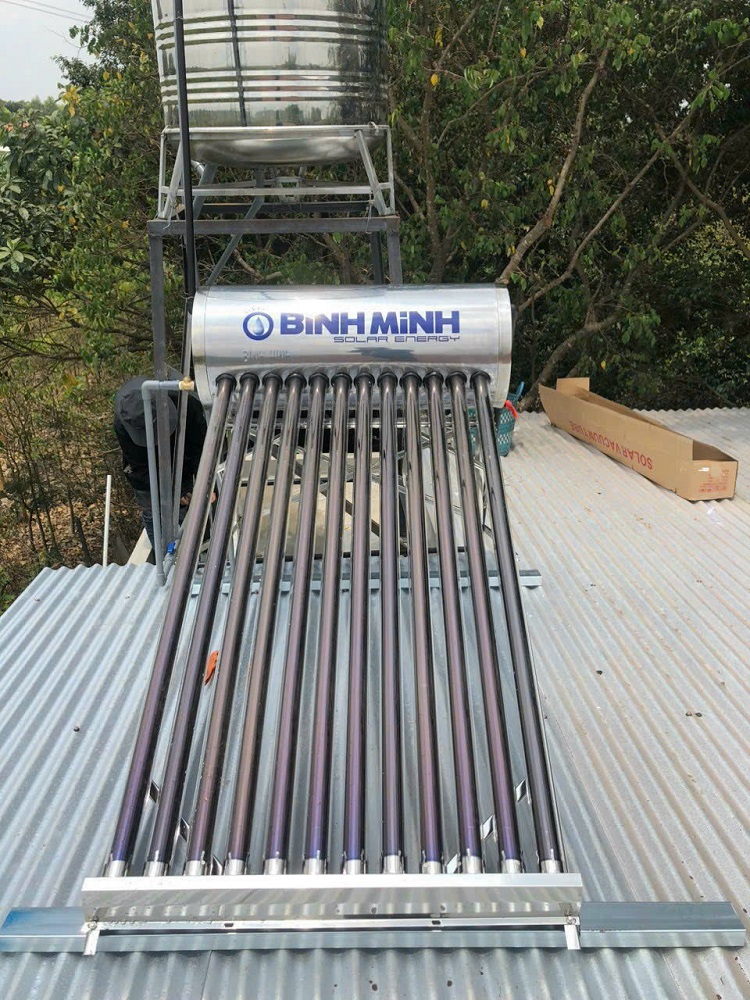 Hoàn thiện máy nước nóng NLMT Bình Minh 130L trên mái tôn Hoàn thiện máy nước nóng NLMT Bình Minh 130L trên mái tôn