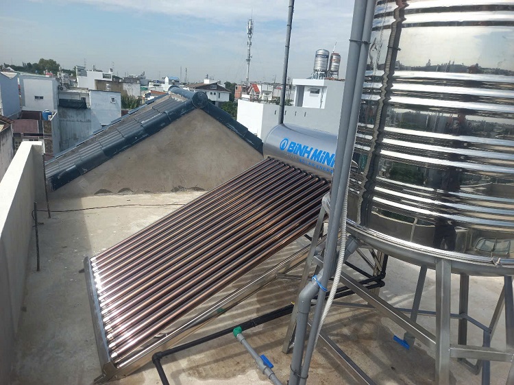 Lắp máy nước nóng năng lượng mặt trời Bình Minh 180L-18 ống F58 Lắp máy nước nóng năng lượng mặt trời Bình Minh 180L-18 ống F58