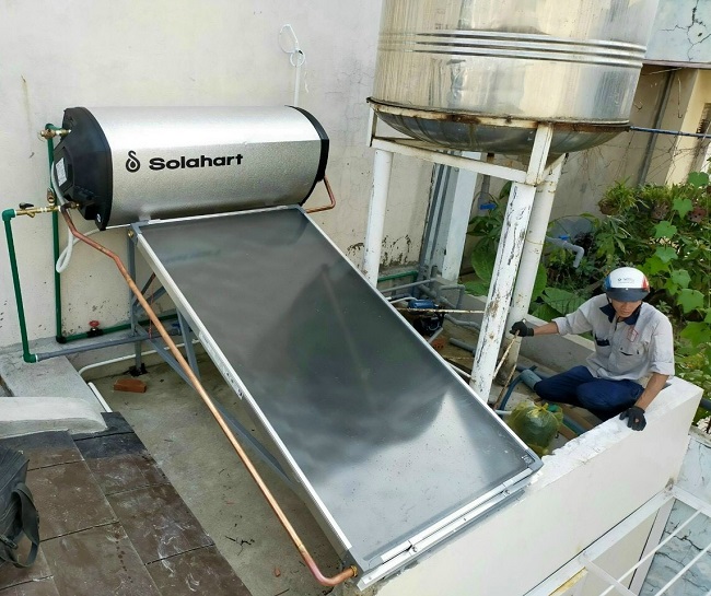 Lắp đặt máy nước nóng Solahart trên mặt sàn 180 lít Lắp đặt máy nước nóng Solahart trên mặt sàn 180 lít