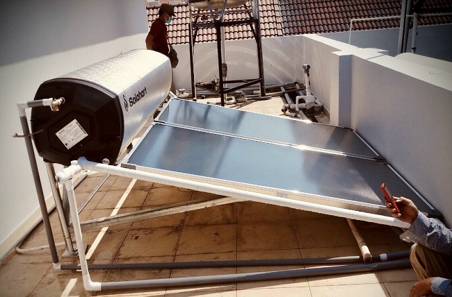 Lắp máy nước nóng Solahart trên mặt sàn Lắp máy nước nóng Solahart trên mặt sàn