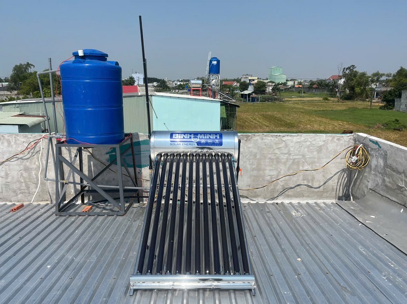 Máy nước nóng mặt trời 120L-12 ống F58 lắp tại Long An Máy nước nóng mặt trời 120L-12 ống F58 lắp tại Long An