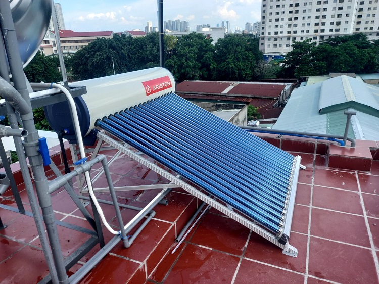 Hình ảnh lắp đặt thực tế Máy nước nóng năng lượng mặt trời Ariston 190L - 18 ống F58 Hình ảnh lắp đặt thực tế Máy nước nóng năng lượng mặt trời Ariston 190L - 18 ống F58