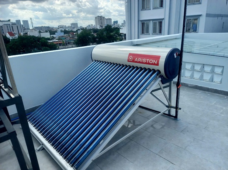 Hình ảnh lắp đặt thực tế Máy nước nóng năng lượng mặt trời Ariston 210L - 20 ống F58 Hình ảnh lắp đặt thực tế Máy nước nóng năng lượng mặt trời Ariston 210L - 20 ống F58