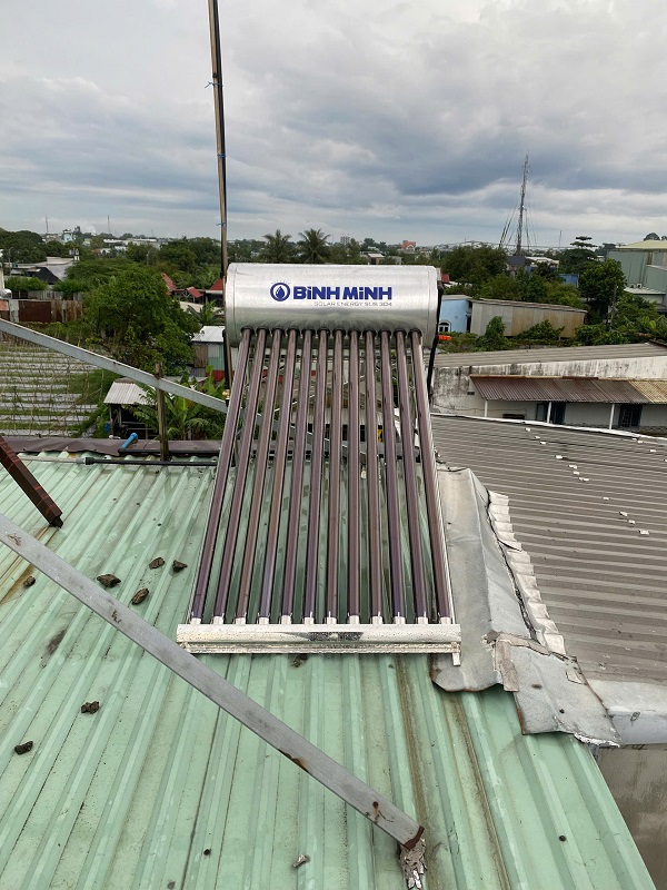 Lắp đặt Máy nước nóng NLMT Bình Minh 130L-12 ống tại Gò vấp Lắp đặt Máy nước nóng NLMT Bình Minh 130L-12 ống tại Gò vấp