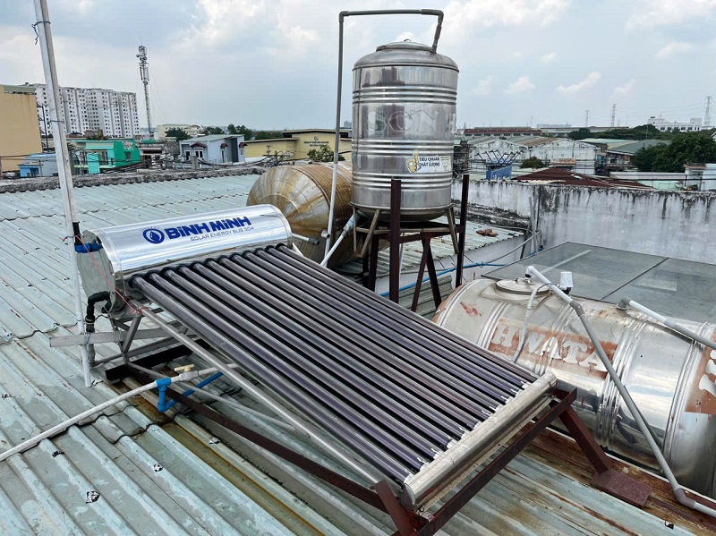 Lắp đặt Máy nước nóng NLMT Bình Minh Gò vấp trên Mái tôn Lắp đặt Máy nước nóng NLMT Bình Minh Gò vấp trên Mái tôn