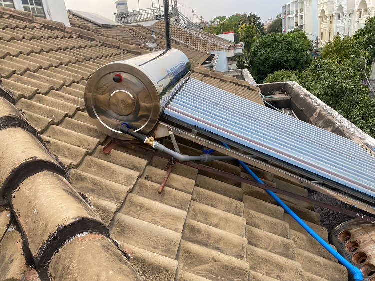 Lắp máy nước nóng mặt trời trên mái ngói Lắp máy nước nóng mặt trời trên mái ngói