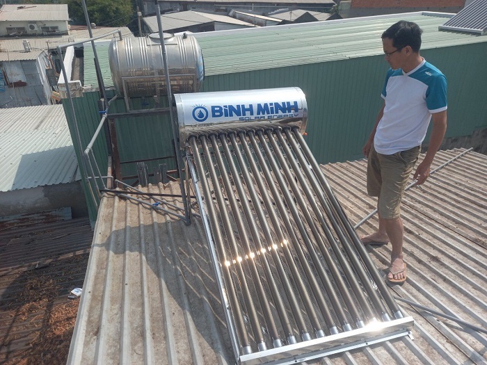 Máy năng lượng mặt trời Bình Minh 130L lắp trên mái tôn Máy năng lượng mặt trời Bình Minh 130L lắp trên mái tôn