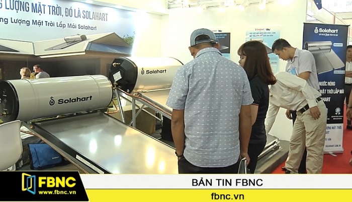Khách hàng tham quan gian hàng Máy nước nóng mặt trời Solahart Khách hàng tham quan gian hàng Máy nước nóng mặt trời Solahart