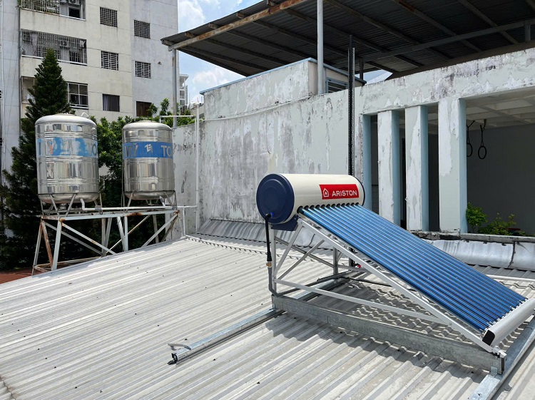 Máy nước nóng mặt trời Ariston 132 lít lắp trên mái tôn nghiêng Máy nước nóng mặt trời Ariston 132 lít lắp trên mái tôn nghiêng