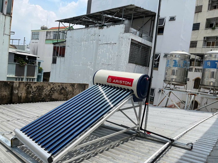 Máy nước nóng mặt trời Ariston 132 lít phù hợp gia đình nhỏ Máy nước nóng mặt trời Ariston 132 lít phù hợp gia đình nhỏ