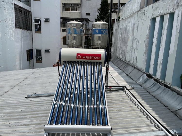 Hoàn thiện Máy nước nóng mặt trời Ariston 132 lít tại TPHCM Hoàn thiện Máy nước nóng mặt trời Ariston 132 lít tại TPHCM