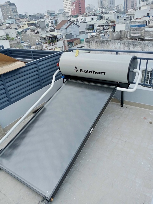 Lắp đặt máy nước nóng Solahart trên mặt sàn 150 lít Lắp đặt máy nước nóng Solahart trên mặt sàn 150 lít