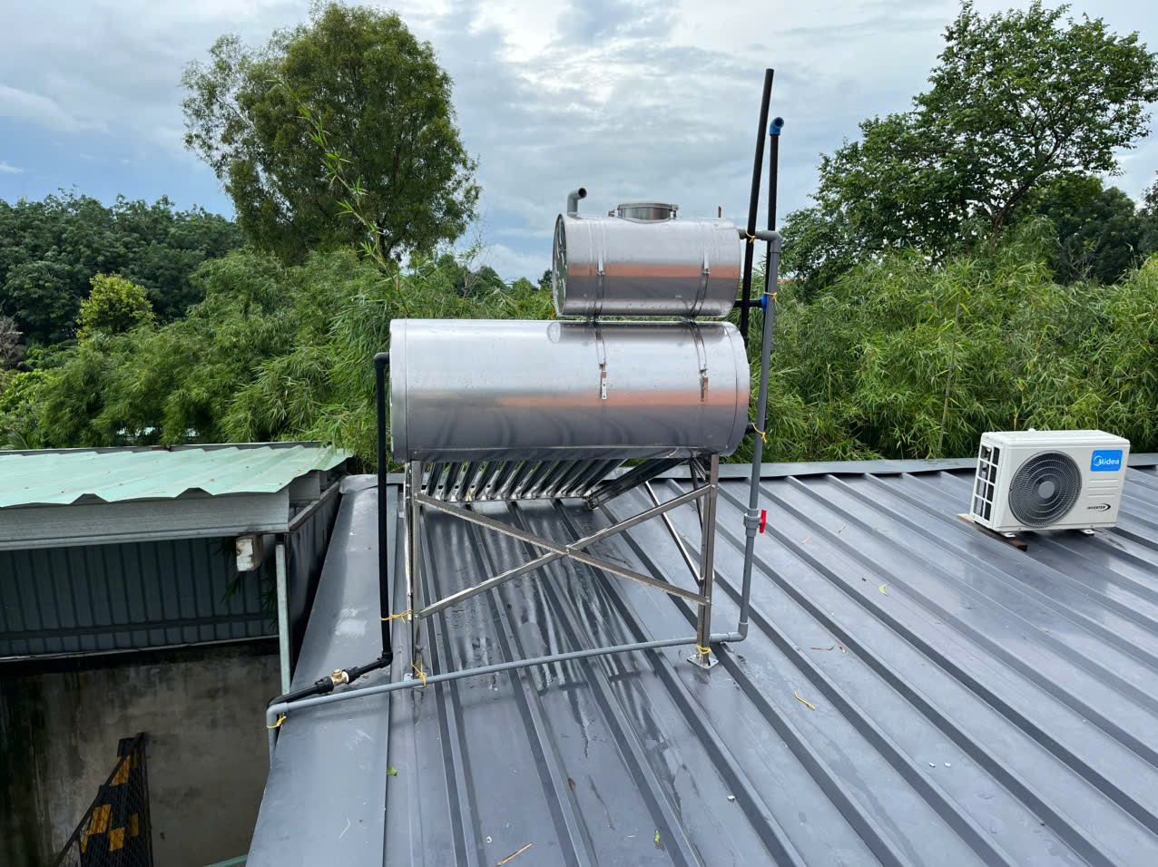 Lắp bồn phụ năng lượng mặt trời trên thực tế Lắp bồn phụ năng lượng mặt trời trên thực tế