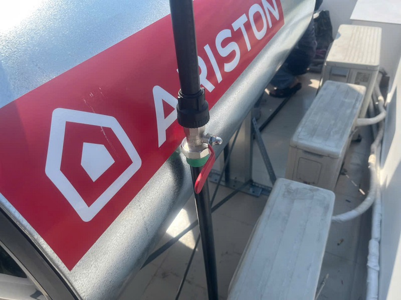 Phía sau Máy NLMT Tấm Phẳng Ariston Phía sau Máy NLMT Tấm Phẳng Ariston