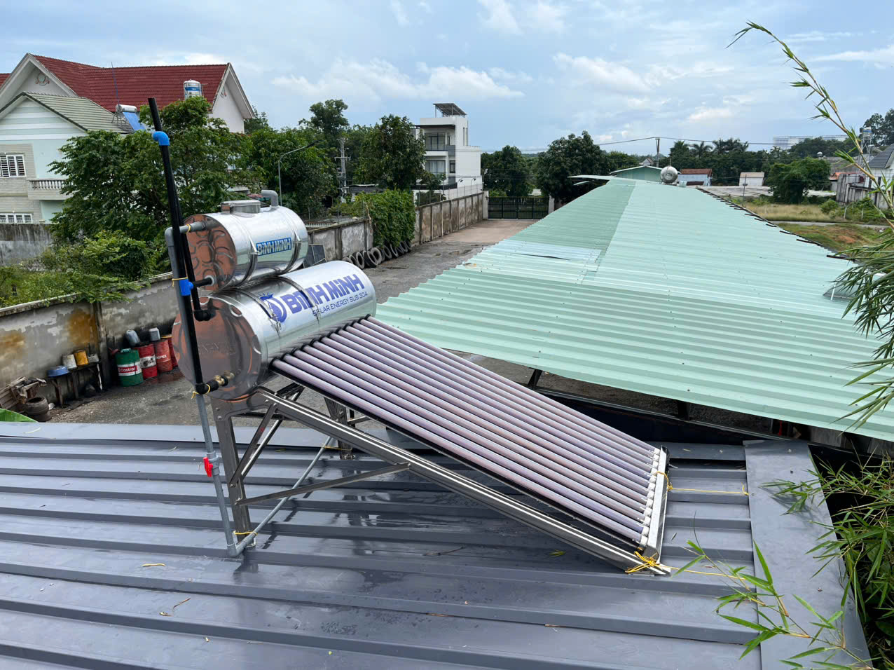 Lắp bồn phụ năng lượng mặt trời trên thực tế Lắp bồn phụ năng lượng mặt trời trên thực tế