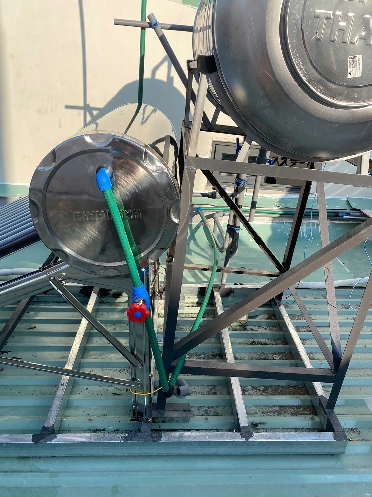 Lắp đường ống Nóng cấp máy nước nóng NLMT Lắp đường ống Nóng cấp máy nước nóng NLMT