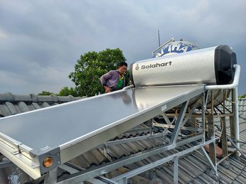 Hoàn thành lắp máy nước nóng solahart 180 lít trên mái ngói An toàn, Chuyên nghiệp - Nhập khẩu từ ÚC