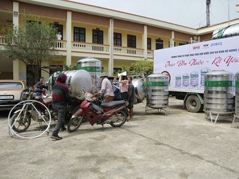 Trao tặng 220 bồn nước inox Lộc Phát SHG68 được Tập đoàn Sơn Hà cho các hộ dân có hoàn cảnh khó khăn