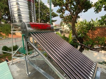 Lắp máy nước nóng mặt trời Đại Thành 130L: Phù hợp gia đình 2-4 người