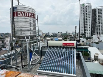 Giao và lắp đặt máy nước nóng mặt trời Ariston 190L tại Bình Tân