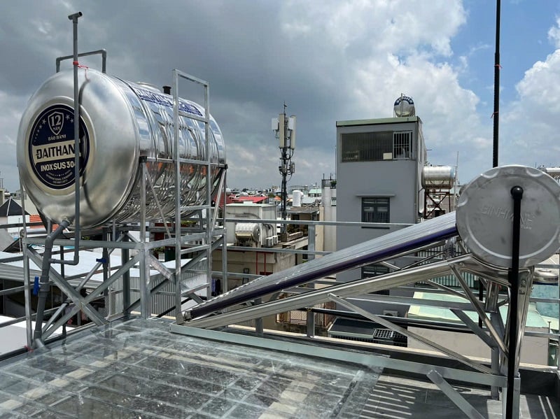 Bàn giao Máy nước nóng mặt trời 160L tại Quận 12 Bàn giao Máy nước nóng mặt trời 160L tại Quận 12