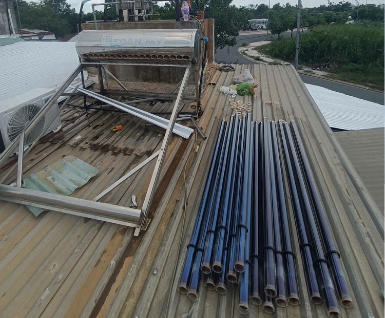 Vệ sinh Máy nước nóng mặt trời lâu năm Vệ sinh Máy nước nóng mặt trời lâu năm