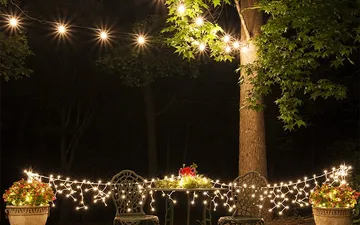 Cách lên ý tưởng và lắp đèn dây thả treo ngoài trời