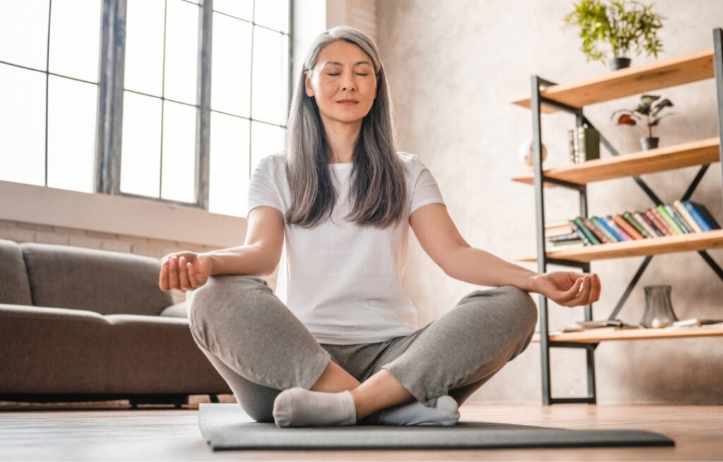 Tập yoga, thể dục nhẹ Tập yoga, thể dục nhẹ