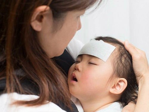 Trẻ sốt li bì từ ngày thứ ba cần đưa trẻ đến ngay cơ sở y tế gần nhất Trẻ sốt li bì từ ngày thứ ba cần đưa trẻ đến ngay cơ sở y tế gần nhất