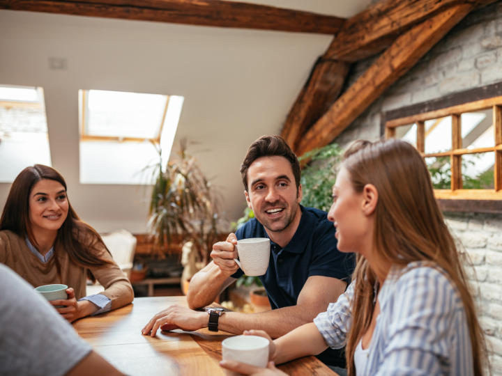 Chuyển chú ý vào cuộc tán gẫu với bạn bè Chuyển chú ý vào cuộc tán gẫu với bạn bè