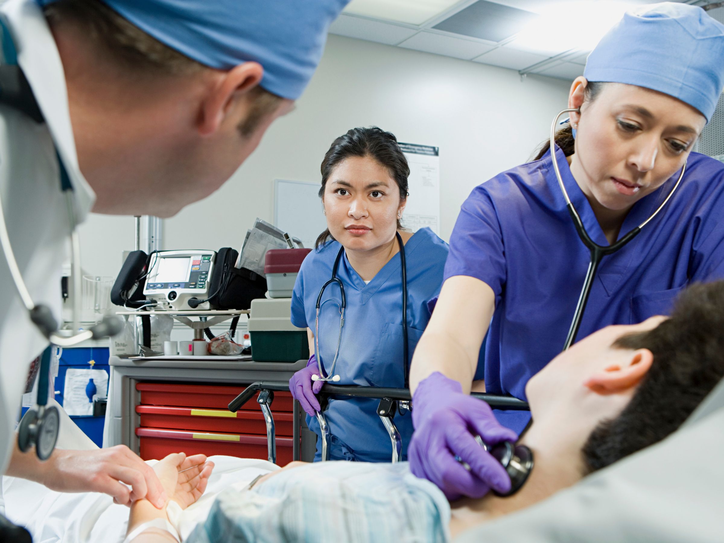 Bệnh vi khuẩn ăn thịt người có thể dẫn đến các biến chứng thường gặp như nhiễm trùng huyết, sốc và suy nội tạng Bệnh vi khuẩn ăn thịt người có thể dẫn đến các biến chứng thường gặp như nhiễm trùng huyết, sốc và suy nội tạng