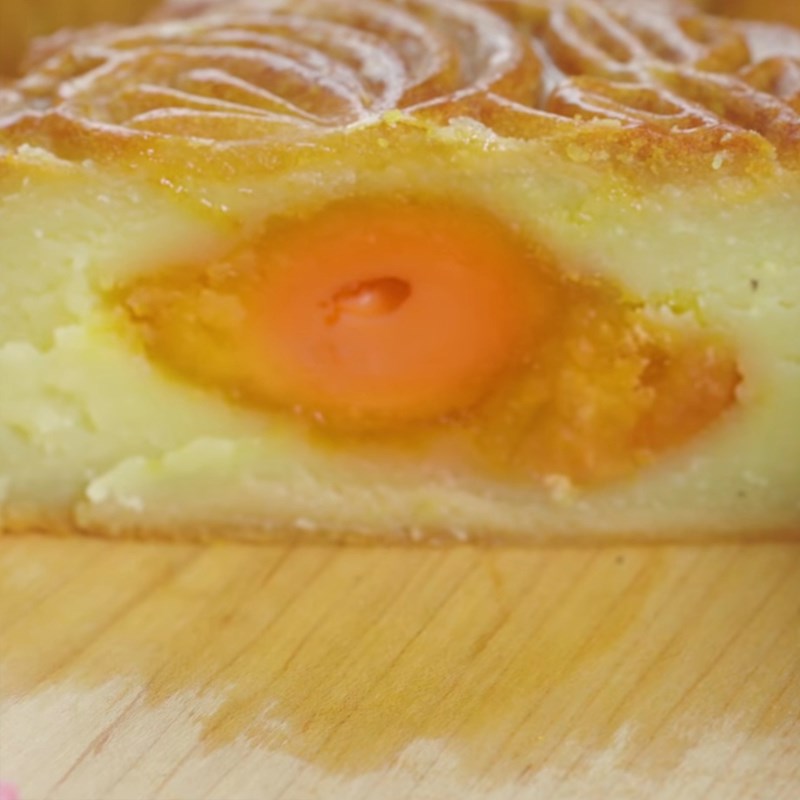 Bánh trung thu nhân đậu xanh trứng muối Bánh trung thu nhân đậu xanh trứng muối