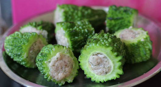 Chả cá thát lát sau khi quết nhuyễn nhồi với khổ qua rừng Chả cá thát lát sau khi quết nhuyễn nhồi với khổ qua rừng