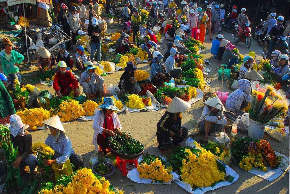 Chợ Tết Việt Nam- nơi tất cả mọi người tụ hội trang trí nhà cửa đón Tết. Hãy đến với chợ Tết Việt Nam để cảm nhận sự sôi động, nhộn nhịp và tìm hiểu về văn hóa, truyền thống của người Việt.