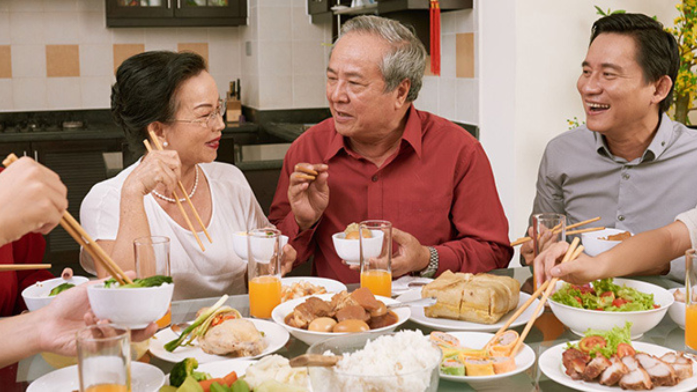 Dùng bữa với gia đình khi tết chỉ ở nhà Dùng bữa với gia đình khi tết chỉ ở nhà