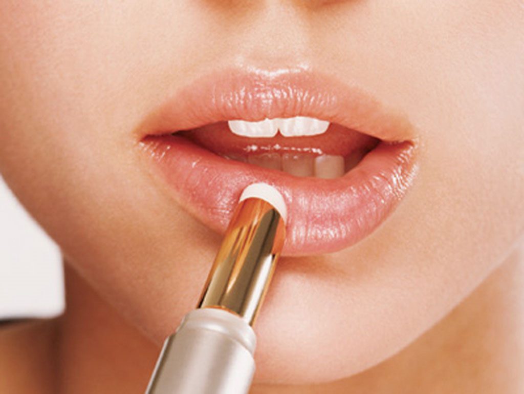 Luôn sử dụng son dưỡng môi khi môi khô để cung cấp độ ẩm cho môi Luôn sử dụng son dưỡng môi khi môi khô để cung cấp độ ẩm cho môi