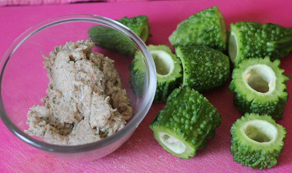 Nguyên liệu chủ yếu khổ qua rừng và chả cá thát lát Nguyên liệu chủ yếu khổ qua rừng và chả cá thát lát