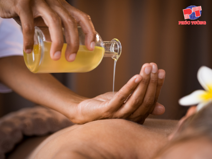 Massage với tinh dầu tràm Massage với tinh dầu tràm