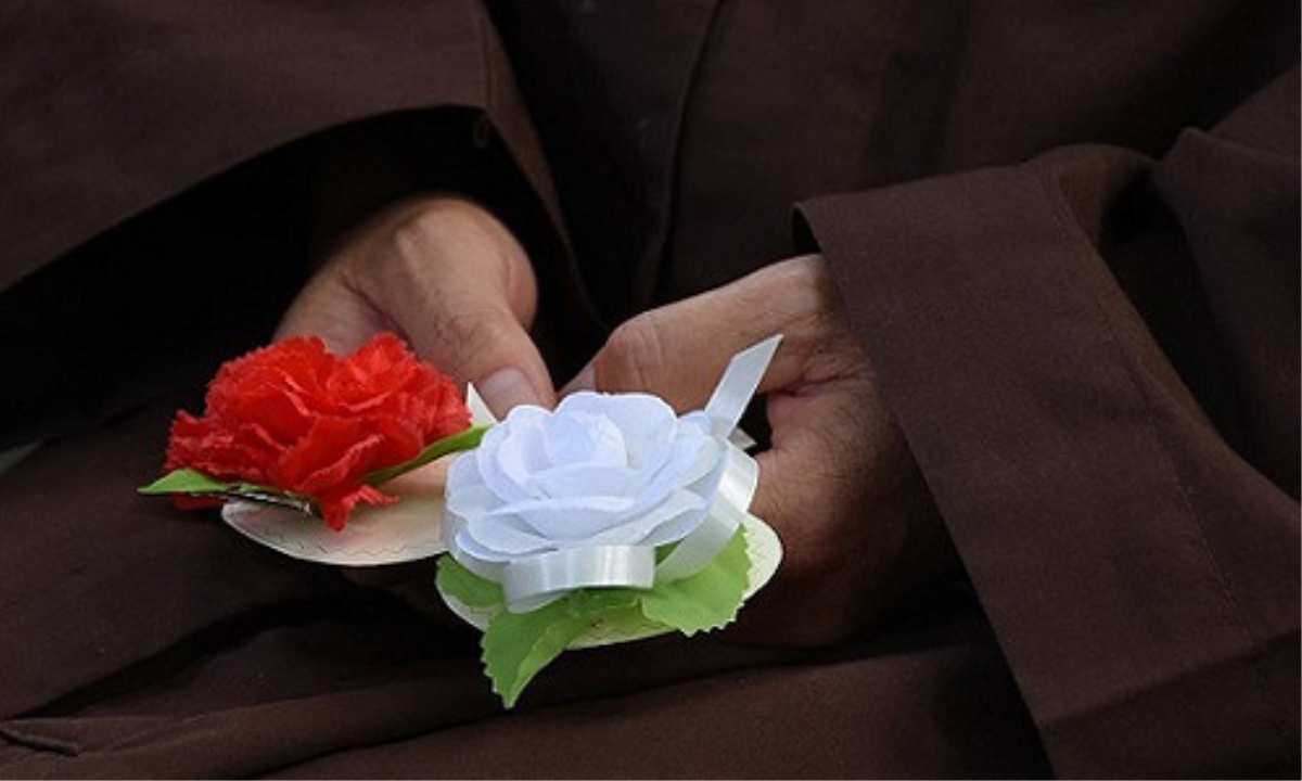 Nghi lễ bông hồng cài áo ngày lễ Vu Lan Nghi lễ bông hồng cài áo ngày lễ Vu Lan