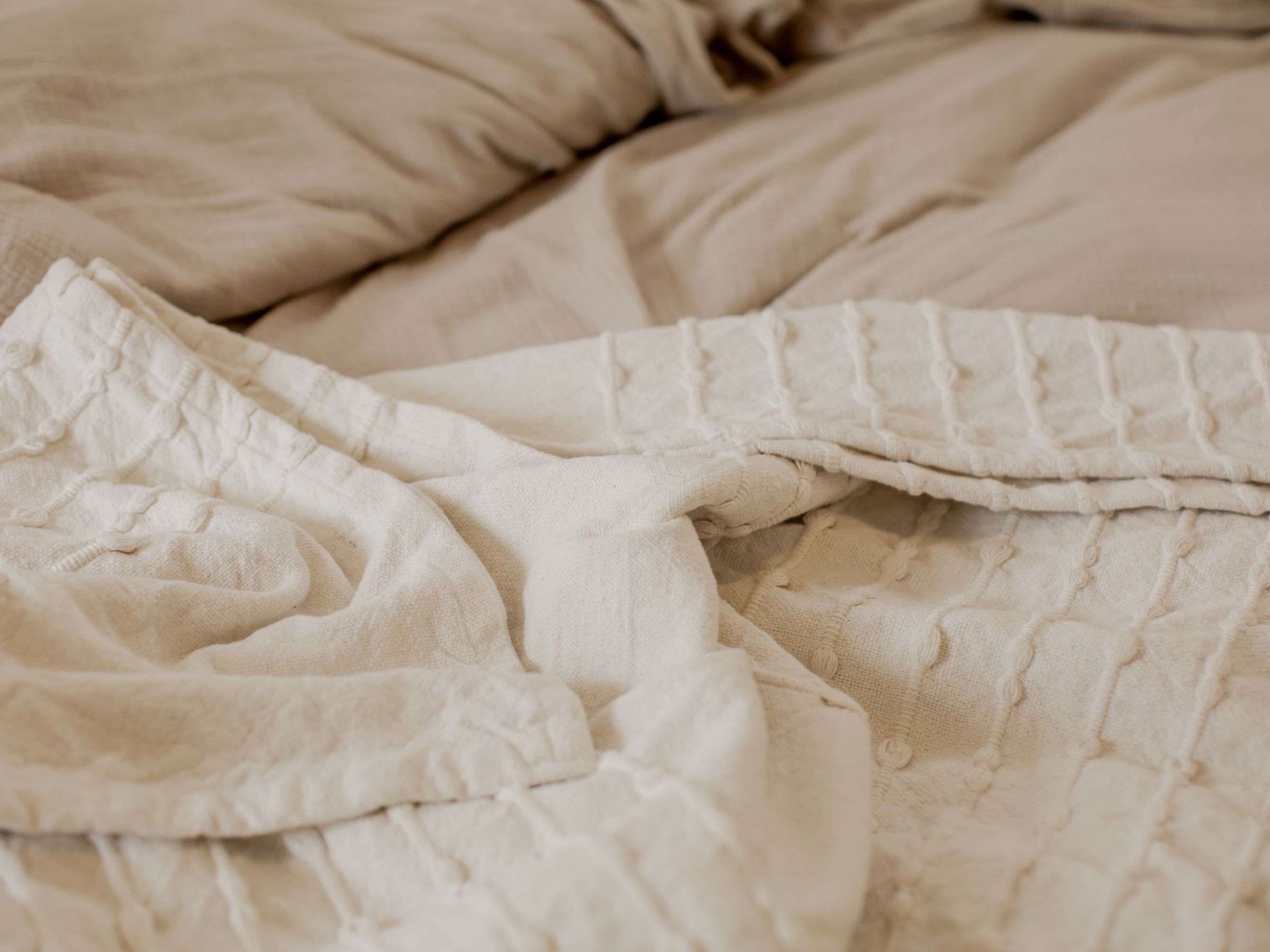 Một số yếu tố như trang phục hoặc vật liệu trải giường có thể là nguyên nhân gây ra bệnh chàm Một số yếu tố như trang phục hoặc vật liệu trải giường có thể là nguyên nhân gây ra bệnh chàm