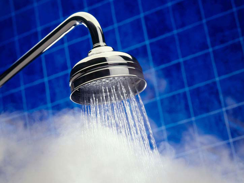 Sử dụng nước nóng khi gội đầu Sử dụng nước nóng khi gội đầu