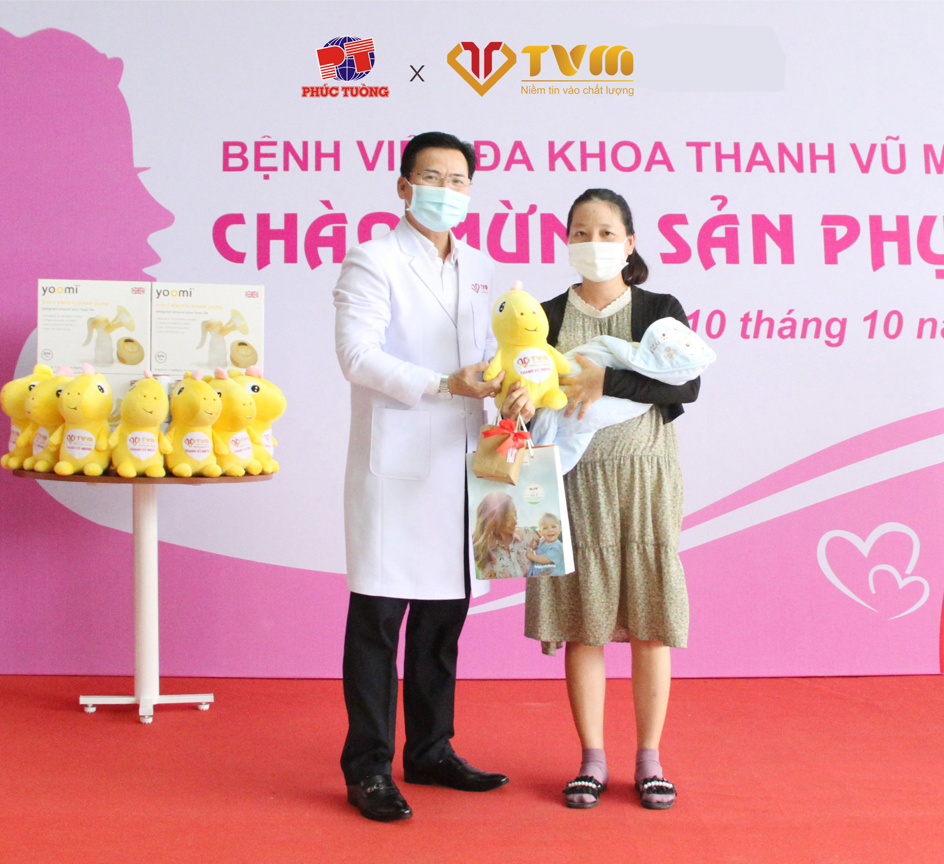 Phần quà của Dược phẩm Phúc Tường được trao tặng cho các sản phụ tham gia chương trình Phần quà của Dược phẩm Phúc Tường được trao tặng cho các sản phụ tham gia chương trình