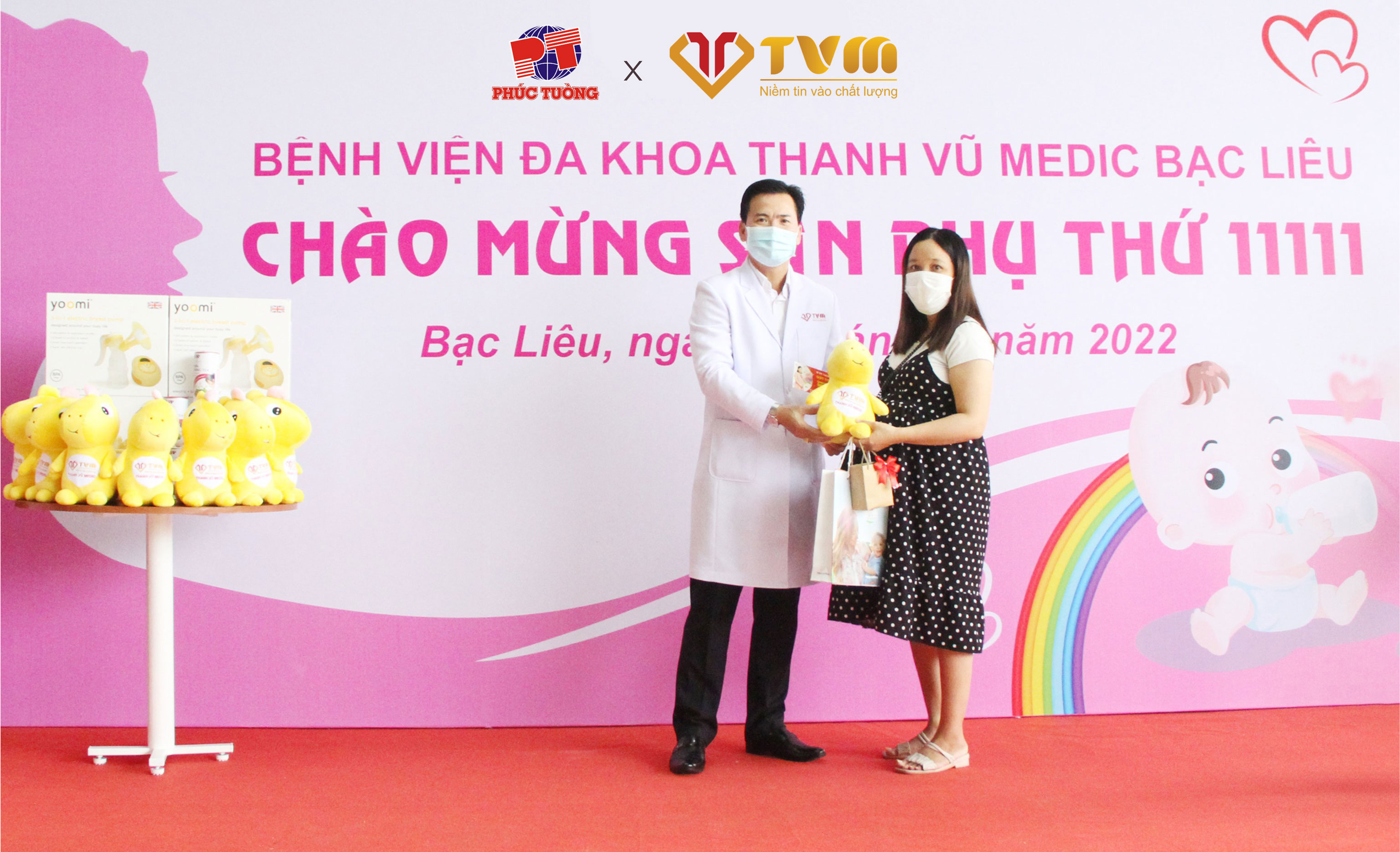 Phần quà của Dược phẩm Phúc Tường được trao tặng cho các sản phụ tham gia chương trình Phần quà của Dược phẩm Phúc Tường được trao tặng cho các sản phụ tham gia chương trình